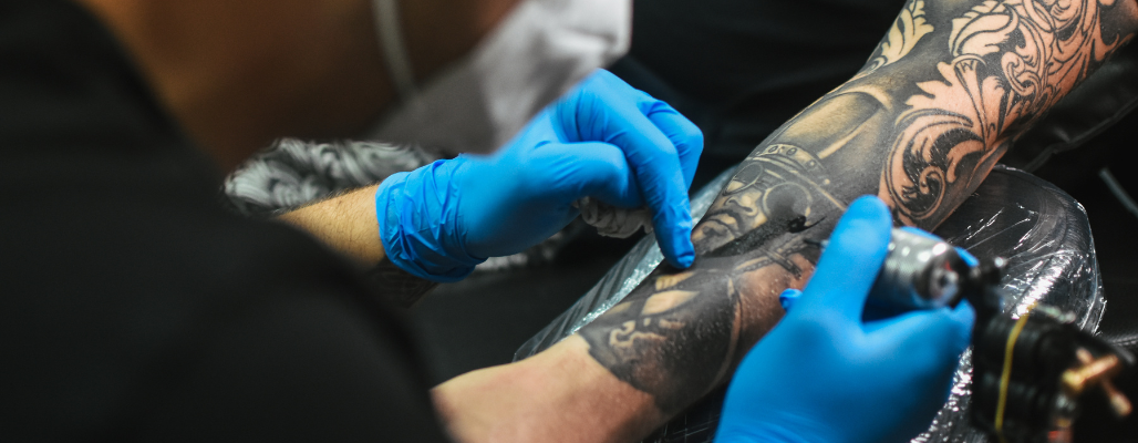 Un Artista Profesional Del Tatuaje Introduce Tinta Negra En La